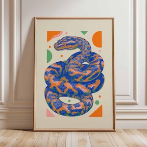 Könnte beinhalten: Ein gerahmter Kunstdruck mit einer Illustration einer zusammengerollten Schlange. Die Schlange ist in Blau- und Orangetönen gehalten, vor einem cremefarbenen Hintergrund. Geometrische Formen in Orange, Grün und Rosa umgeben die Schlange und schaffen eine lebendige und moderne Ästhetik.