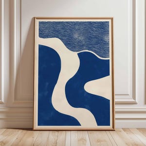 Puede incluir: Impresi&oacute;n art&iacute;stica abstracta en un marco de madera. La obra de arte presenta un dise&ntilde;o con formas azul marino y blanquecinas. La parte superior tiene l&iacute;neas horizontales, mientras que la secci&oacute;n inferior tiene formas org&aacute;nicas fluidas.