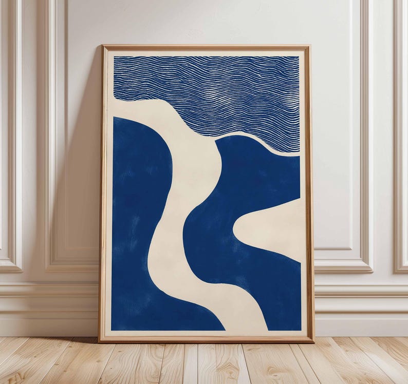 Puede incluir: Impresi&oacute;n art&iacute;stica abstracta en un marco de madera. La obra de arte presenta un dise&ntilde;o con formas azul marino y blanquecinas. La parte superior tiene l&iacute;neas horizontales, mientras que la secci&oacute;n inferior tiene formas org&aacute;nicas fluidas.