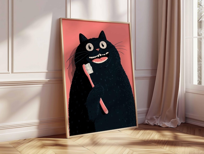 Op de afbeelding: Een ingelijste kunstdruk met een cartoon zwarte kat die een roze tandenborstel vasthoudt. De kat grijnst breed, tegen een roze achtergrond. De lijst heeft een lichte houtkleur. Het kunstwerk leunt tegen een muur.