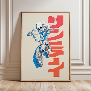 Könnte beinhalten: Gerahmter Kunstdruck mit einem Skelett auf einem BMX-Fahrrad. Das Skelett ist weiß mit schwarzen Details, das Fahrrad blau und weiß. Japanischer Text in Rot und Orange auf der rechten Seite. Der Hintergrund ist cremefarben.