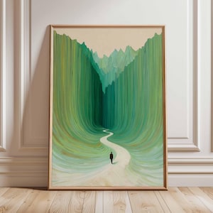 Op de afbeelding: Abstracte kunstprint met een persoon die op een kronkelend pad door een gestileerd groen landschap loopt. Het kunstwerk is ingelijst in een natuurlijke houten lijst, met een palet van groentinten en een neutrale achtergrond.