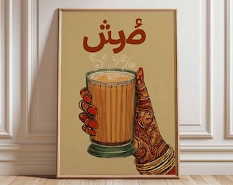 Puede incluir: Una impresión enmarcada que presenta una taza de té sostenida por una mano con arte de henna y esmalte de uñas rojo. La palabra árabe "ضَرش" está escrita en marrón sobre la taza. La taza de té es de color marrón claro con vapor saliendo.