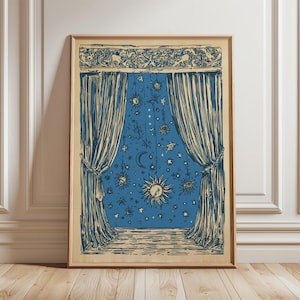 Può includere: Stampa artistica incorniciata con un design celeste. L'opera raffigura un cielo notturno blu pieno di stelle, lune e soli, incorniciato da tende tirate. La stampa ha un'estetica vintage, con un bordo beige e una cornice in legno.