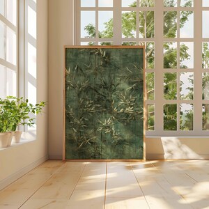 Puede incluir: Una obra de arte enmarcada con un dise&ntilde;o de bamb&uacute; verde y dorado. La obra de arte se exhibe en una habitaci&oacute;n con una ventana grande, lo que permite que la luz natural ilumine el suelo de madera y la obra de arte. Hay plantas en macetas en el alf&eacute;izar.
