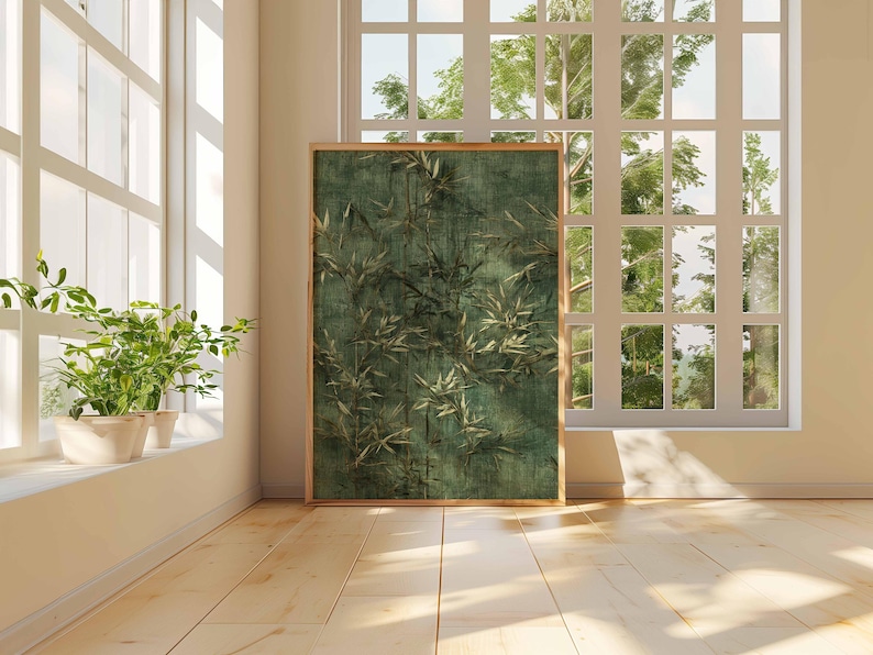 Puede incluir: Una obra de arte enmarcada con un dise&ntilde;o de bamb&uacute; verde y dorado. La obra de arte se exhibe en una habitaci&oacute;n con una ventana grande, lo que permite que la luz natural ilumine el suelo de madera y la obra de arte. Hay plantas en macetas en el alf&eacute;izar.