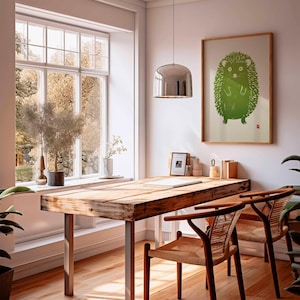 Pu&ograve; includere: Un ufficio domestico luminoso e arioso con una grande scrivania in legno e due sedie intrecciate. Una stampa incorniciata di un riccio verde &egrave; appesa al muro. Una grande finestra offre una vista sugli alberi e sulla luce naturale.