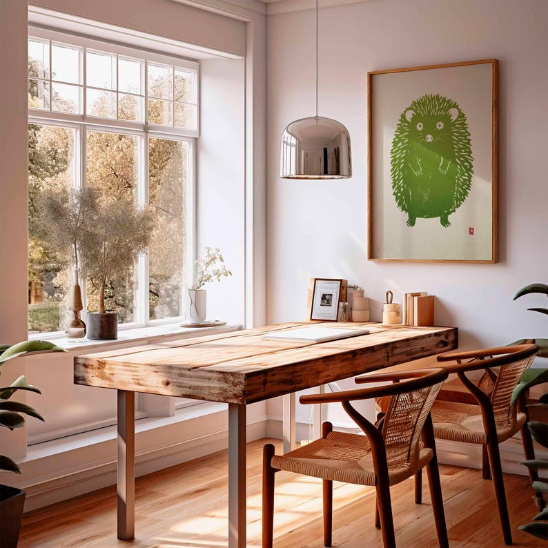 Pu&ograve; includere: Un ufficio domestico luminoso e arioso con una grande scrivania in legno e due sedie intrecciate. Una stampa incorniciata di un riccio verde &egrave; appesa al muro. Una grande finestra offre una vista sugli alberi e sulla luce naturale.