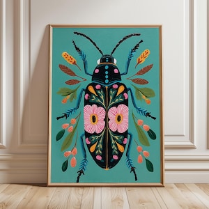 Può includere: Una stampa artistica incorniciata raffigurante un coleottero nero stilizzato con dettagli floreali e fogliari. Il coleottero presenta motivi a forma di fiore rosa sul corpo, su uno sfondo turchese. L'opera d'arte è incorniciata in una tonalità di legno naturale.