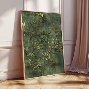 Puede incluir: Una impresi&oacute;n art&iacute;stica enmarcada con un dise&ntilde;o de bamb&uacute;. La obra de arte presenta un fondo verde oscuro texturizado con ilustraciones detalladas de tallos y hojas de bamb&uacute; en tonos dorados y verdes. El marco es de color madera clara.