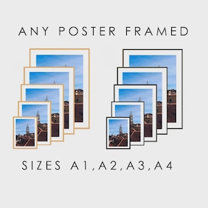 Può includere: Poster incorniciati in varie dimensioni, tra cui A1, A2, A3 e A4. L'immagine mostra un paesaggio urbano con cielo blu. I poster sono disponibili con cornice nera o marrone chiaro. Il testo sull'immagine recita "ANY POSTER FRAMED" e "SIZES A1, A2, A3, A4".