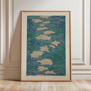 Pode incluir: Impressão de arte emoldurada com um design abstrato. A obra apresenta formas claras em forma de nuvem flutuando sobre um fundo azul e verde água com linhas onduladas. A impressão está contida em uma moldura de madeira.