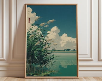 Può includere: Una stampa artistica incorniciata raffigurante un paesaggio sereno. L'opera presenta alti canneti e erbe verdi in primo piano, con un corpo d'acqua calmo che riflette il cielo e soffici nuvole bianche. Il cielo è un gradiente di blu.