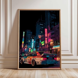 Könnte beinhalten: Gerahmter Kunstdruck, der ein farbenfrohes Rennauto in einer neonbeleuchteten Stadt bei Nacht zeigt. Das Auto ist weiß, orange und blau, mit der Nummer 143. Der Hintergrund zeigt hohe Gebäude mit leuchtenden Neonreklamen.