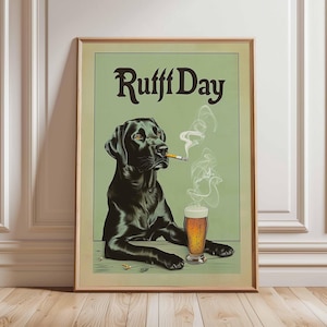 Könnte beinhalten: Gerahmter Kunstdruck mit einem schwarzen Labrador, der eine Zigarette raucht, mit einem Bier. Der Text "Ruff Day" steht über dem Hund. Der Hintergrund ist ein gedämpftes Grün.