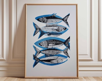 Puede incluir: Una impresión artística enmarcada que presenta una ilustración estilizada de cinco peces. Los peces son negros y blancos con detalles en azul, dispuestos verticalmente sobre un fondo blanco. El marco es de color marrón claro y la obra se exhibe sobre un suelo de madera.