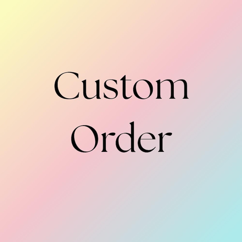 Op de afbeelding: De woorden "Custom Order" worden weergegeven in een zwart, elegant lettertype tegen een zachte, pastelkleurige gradi&euml;ntachtergrond van geel, roze en blauw. De afbeelding is eenvoudig en strak.