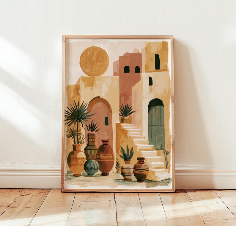 Peut inclure: Une impression d'art encadr&eacute;e repr&eacute;sentant une sc&egrave;ne d&eacute;sertique stylis&eacute;e. L'&oelig;uvre pr&eacute;sente des b&acirc;timents aux tons beige et p&ecirc;che, un grand soleil jaune et diverses plantes en pot. Un escalier m&egrave;ne &agrave; une porte verte. Des vases d&eacute;coratifs sont au premier plan.