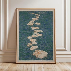 Pode incluir: Impressão artística emoldurada com uma paisagem serena. Um caminho de pedras atravessa um corpo de água, renderizado em tons de verde e azul. As pedras são esbranquiçadas com toques de laranja. A obra de arte é exibida em uma moldura de madeira.