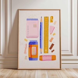 Puede incluir: Una impresión artística enmarcada con artículos de papelería. La ilustración incluye un bloc de notas rosa, un lápiz azul, una regla amarilla, cinta adhesiva y un recipiente naranja y azul. La obra de arte tiene un fondo beige claro y un marco de madera.