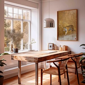 K&ouml;nnte beinhalten: Ein Heimb&uuml;ro mit einem gro&szlig;en Holztisch und zwei St&uuml;hlen mit gewebten Sitzen. Ein gerahmtes Gem&auml;lde eines Tigers in einem Bambuswald h&auml;ngt an der Wand. Ein gro&szlig;es Fenster bietet einen Blick auf B&auml;ume und nat&uuml;rliches Licht.