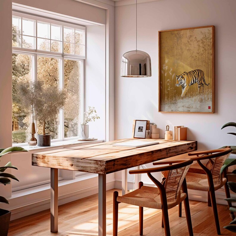 K&ouml;nnte beinhalten: Ein Heimb&uuml;ro mit einem gro&szlig;en Holztisch und zwei St&uuml;hlen mit gewebten Sitzen. Ein gerahmtes Gem&auml;lde eines Tigers in einem Bambuswald h&auml;ngt an der Wand. Ein gro&szlig;es Fenster bietet einen Blick auf B&auml;ume und nat&uuml;rliches Licht.