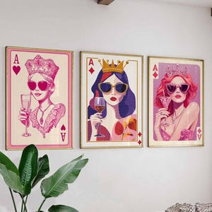 Set di poster della Regina di Cuori: carte da gioco glamour, stampe di moda rosa e rosse, illustrazioni eleganti della Regina, collezione di decorazioni moderne