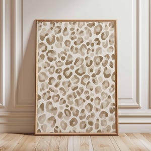 Neutrale poster met luipaardprint, beige kunst aan de muur met dierenpatroon, modern safaridecor, minimalistische jungleprint voor slaapkamer of woonkamer