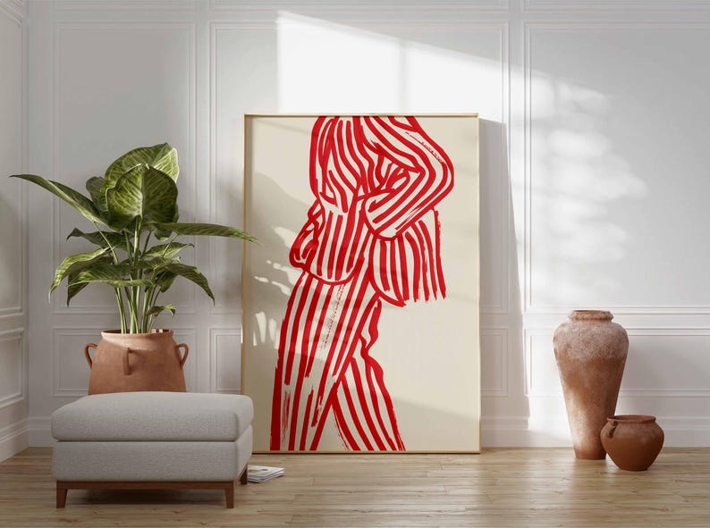 K&ouml;nnte beinhalten: Ein gro&szlig;er gerahmter Kunstdruck mit einer Figur in einem rot-wei&szlig; gestreiften Anzug. Das Kunstwerk wird in einem Raum mit einer Topfpflanze, einem grauen Hocker und Terrakotta-Vasen ausgestellt. Die Gesamt&auml;sthetik ist modern und minimalistisch.