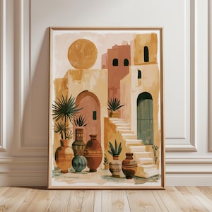Peut inclure: Une impression d'art encadr&eacute;e repr&eacute;sentant une sc&egrave;ne de village m&eacute;diterran&eacute;en ensoleill&eacute;. L'&oelig;uvre pr&eacute;sente des b&acirc;timents aux tons p&ecirc;che et beige, avec une porte et des escaliers turquoise. Des vases d&eacute;coratifs et des plantes sont au premier plan, avec un grand soleil en arri&egrave;re-plan.