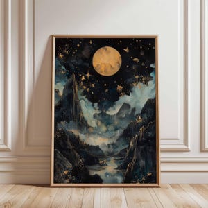 Può includere: Stampa artistica incorniciata raffigurante un paesaggio celeste. L'opera presenta una grande luna dorata in un cielo scuro e stellato. Sono visibili montagne e un fiume, con accenti dorati. La stampa è in una cornice di legno.