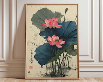 Op de afbeelding: Een ingelijste aquarel van lotusbloemen. Twee roze lotusbloesems bloeien boven grote, donkerblauwe-groene bladeren. Het kunstwerk heeft een beige achtergrond met zwarte inktspatten en bevat Aziatische kalligrafie en een rood zegel.