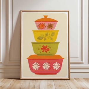 Puede incluir: Una impresión enmarcada que presenta una pila de cuatro cuencos para mezclar coloridos con tapas. Los cuencos son en tonos de naranja, rosa, amarillo y verde, con diseños florales y de hojas. La obra de arte tiene una estética retro y vintage.