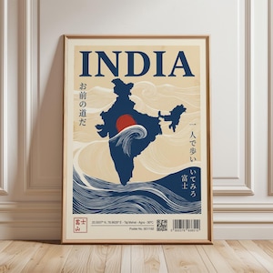 Puede incluir: Un póster enmarcado con un tema de viaje vintage. El póster presenta un mapa estilizado de la India en azul marino, con un sol rojo y patrones de olas blancas. La palabra "INDIA" está en la parte superior, con texto japonés y un código de barras en la parte inferior.