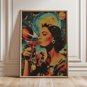 Könnte beinhalten: Gerahmter Vintage-Druck, der eine Frau beim Trinken eines Cocktails zeigt. Das Kunstwerk hat eine Retro-Ästhetik mit einem Weltraumhintergrund, einschließlich Planeten und Wirbelgalaxien. Die Frau trägt ein Blumenkleid.