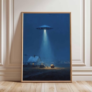 Puede incluir: Una impresión enmarcada representa una escena nocturna rural con un OVNI que proyecta un haz de luz sobre una casa. La obra de arte presenta una paleta de colores azul y blanco, con una tetera y una figura en primer plano.