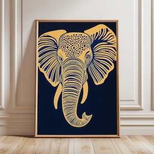 Könnte beinhalten: Gerahmter Kunstdruck mit einer stilisierten Elefantenillustration in Gold auf marineblauem Hintergrund. Die detaillierte Darstellung des Elefanten, einschließlich Ohren und Rüssel, ist deutlich erkennbar. Das Kunstwerk ist in einem Holzrahmen präsentiert.