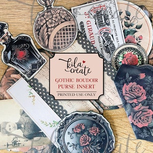 Op de afbeelding: Printbare gothic boudoir portemonnee-inlegger met afbeeldingen van parfumflesjes, rozen en kant. De tekst "kila create" en "Gothic Boudoir Purse Insert" staan ​​gedrukt op de inlegger. De tekst "Printed Use Only" staat ​​ook gedrukt op de inlegger.