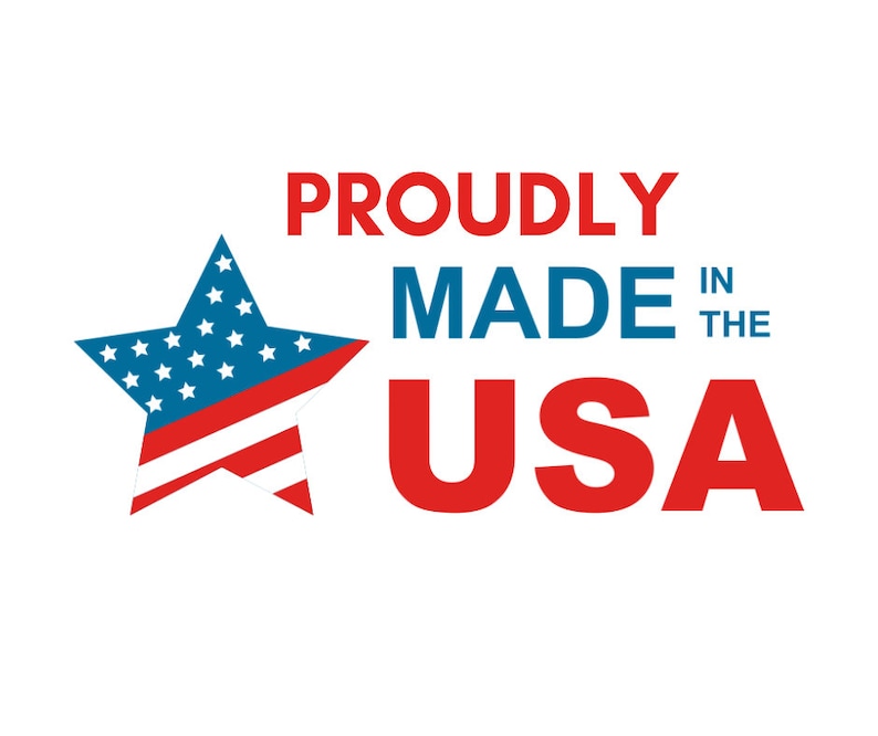 Pode incluir: Uma estrela vermelha, branca e azul com um fundo azul e estrelas brancas. O texto "Proudly Made in the USA" est&aacute; em letras vermelhas e azuis.