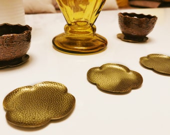 5 brass flower-shaped coasters, tea coffee cup l Housewarming gift l Mom gift l Retro style l Vintage l Gold color