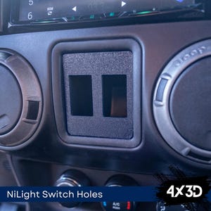 Könnte beinhalten: Nahaufnahme einer schwarzen Kunststoffplatte mit zwei rechteckigen Ausschnitten für Schalterlöcher. Die Platte ist mit "NiLight Switch Holes" und "4x3D" beschriftet.