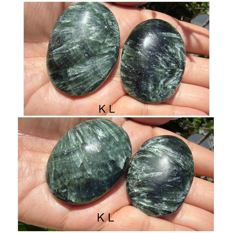 May include: Four oval-shaped, polished green stones with a swirling pattern are displayed. The stones are held in a person's hand. The text "KL" is visible on the image. These stones are likely used for healing or decorative purposes.