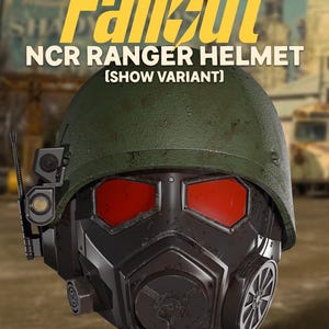 Può includere: Un casco da Ranger NCR di Fallout, versione show, con un elmetto verde e una maschera nera. La maschera ha lenti rosse e un filtro dell'aria circolare. Il testo "Fallout" e "NCR RANGER HELMET" è visualizzato in giallo.