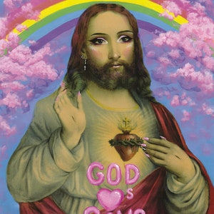 Puede incluir: Una pintura de Jesús con un arcoíris y nubes en el fondo. Jesús lleva una túnica y una corona de espinas en la cabeza. Las palabras "GOD LOVES GAYS" están escritas en letras rosas en su pecho.