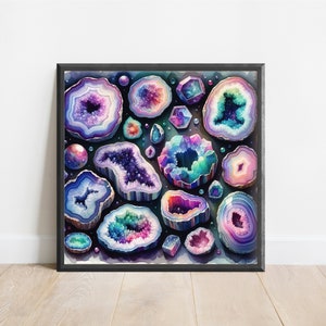 Peut inclure: Une impression encadrée représentant un motif abstrait coloré de différentes tranches d'agate aux teintes violettes, bleues, roses et vertes. Les tranches d'agate sont disposées de manière aléatoire sur un fond sombre.