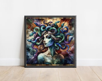 Könnte beinhalten: Eine Illustration im Stil eines Buntglasfensters einer Frau mit Schlangen als Haaren. Das Gesicht der Frau ist sichtbar und sie hat ein blaues und grünes Farbschema. Der Hintergrund ist eine Mischung aus Braun, Blau und Gelb.