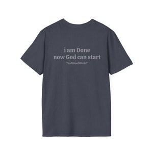 Op de afbeelding: Een donkerblauw t-shirt met de tekst "i am Done now God can start "ItsAWoofWorld"" gedrukt op de achterkant.