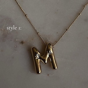 Collares con letras de globo de Lucía