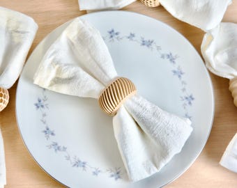 Elegant Ornamental Napkin Rings (4x) - Modern Swept Cloth Napkin Holders - Aesthetic Dining Table Decor - Perfect Modern Table Accessory