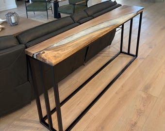 Handgemachte schmale Konsole aus Nussbaumholz - Epoxidharz-Inlay, Metallfuss